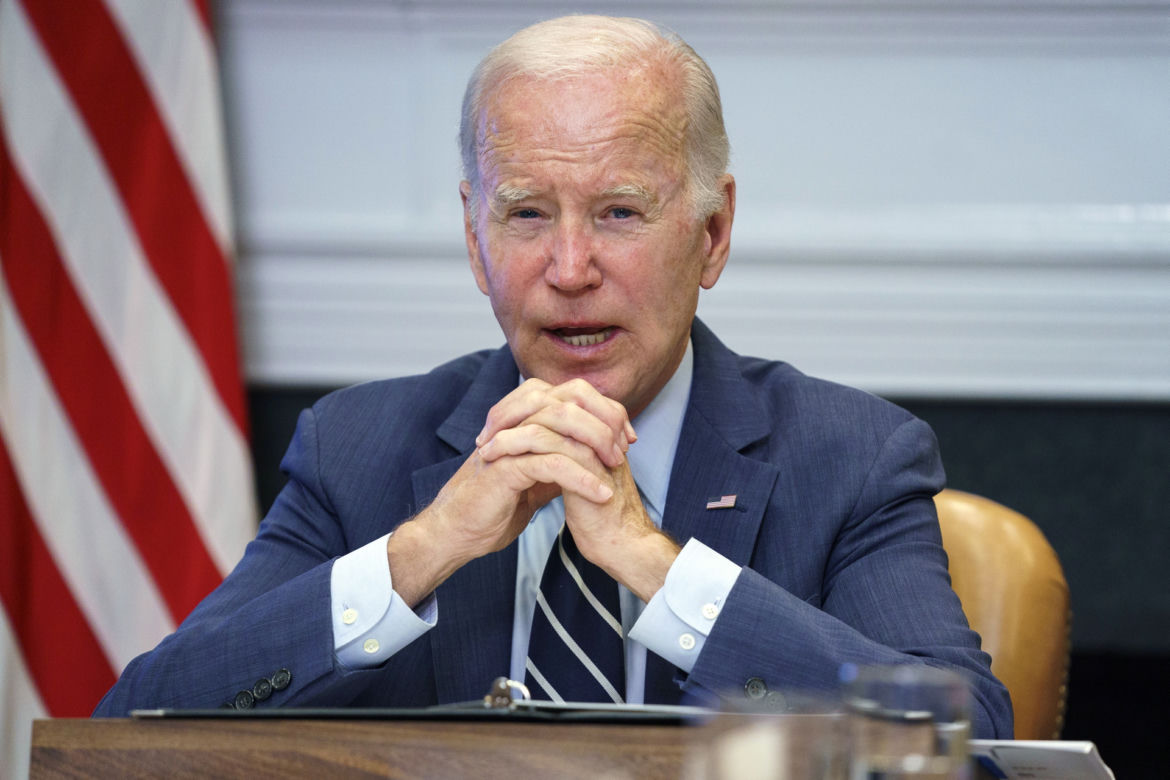 Joe Biden ciągle się przewraca! Takie były jego słynne upadki. Co się dzieje?