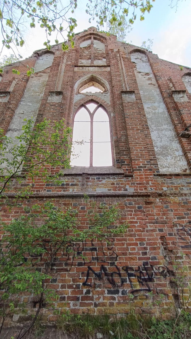 Ta malutka wieś powstała w XIV wieku. Skrywa ruiny gotyckiej świątyni