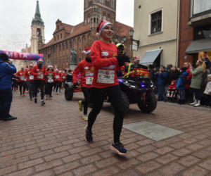23. Festiwal Biegów Świętych Mikołajów w Toruniu. Zdjęcia ze starówki