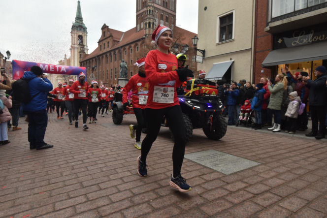23. Festiwal Biegów Świętych Mikołajów w Toruniu. Zdjęcia ze starówki
