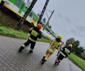 Czerwonka-Parcel. Rzucił się pod pociąg Kolei Mazowieckich! Tragiczna śmierć [ZDJĘCIA]