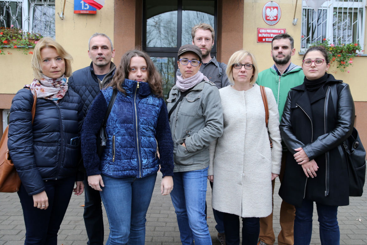 Dzieci uczą się w ciasnocie