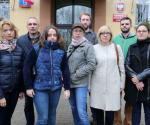 Dzieci uczą się w ciasnocie