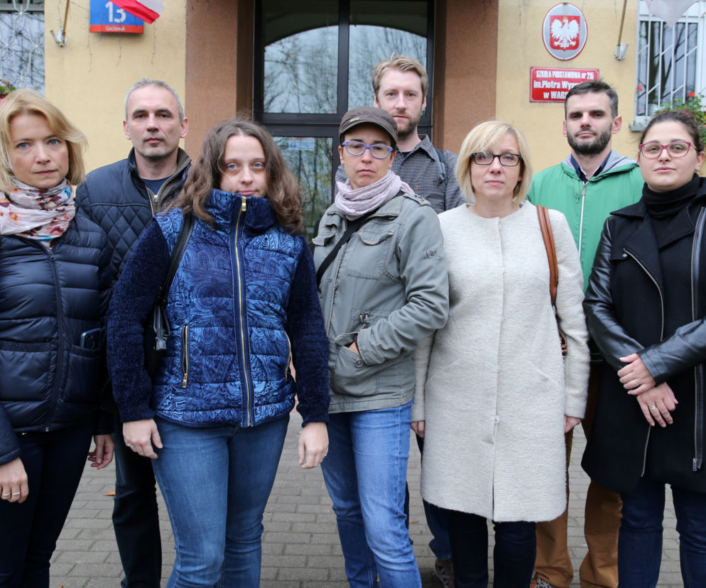 Dzieci uczą się w ciasnocie