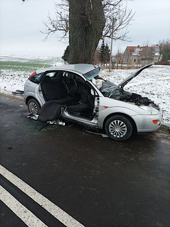 Różnowo. Samochód huknął w drzewo. Dziecko wyleciało z auta