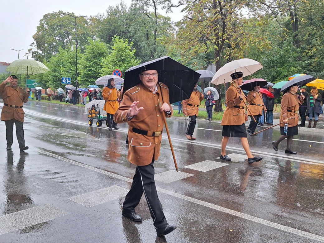 Pochód Gwarkowski 2025 w strugach deszczu