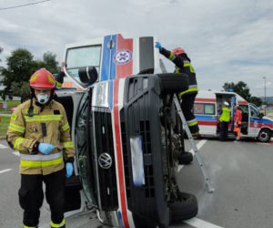 Wypadek w Nowy Sączu. Matka z dzieckiem jechała karetką do szpitala. Ambulans zderzył się z osobówką