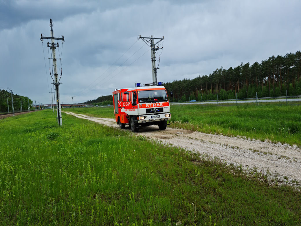 Mała sarenka uwięziona przy autostradzie pod Tarnowem. Uwolnili ją strażacy