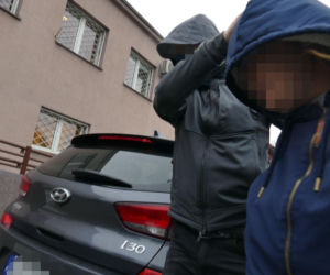 Rodzice zastępczy ze Zgierza doprowadzeni do prokuratury. Co się działo w ich domu?