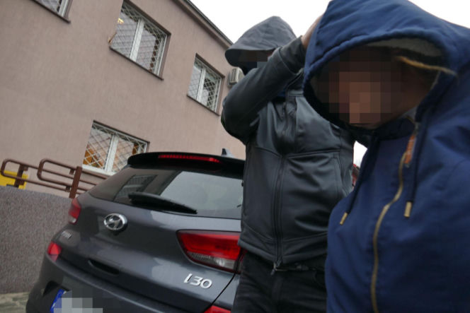 Rodzice zastępczy ze Zgierza doprowadzeni do prokuratury. Co się działo w ich domu?