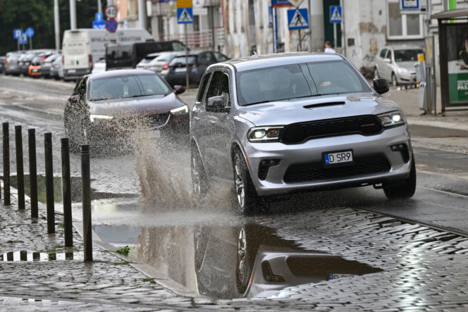 Wrocław pod wodą! Tramwaje stoją, ulice zamieniły się w rzeki