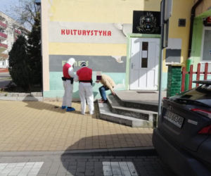 Złamał zasady kwarantanny i ugodził syna nożem