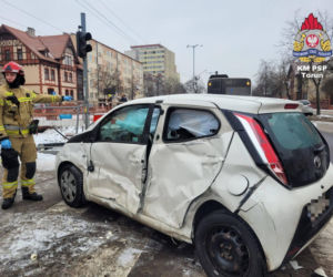 Samochód huknął w autobus MZK. Poważny wypadek w Toruniu