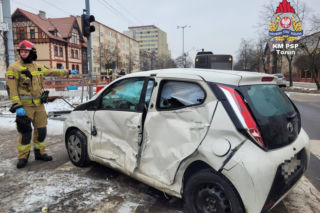 Samochód huknął w autobus MZK. Poważny wypadek w Toruniu