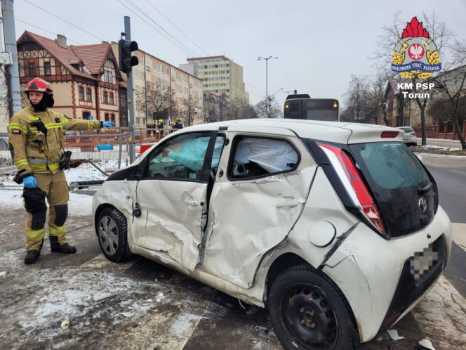 Samochód huknął w autobus MZK. Poważny wypadek w Toruniu
