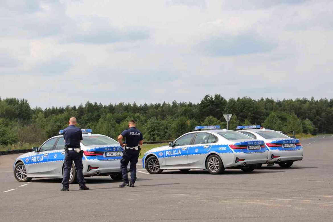 Policjanci przechodzą szkolenia z jazdy oznakowanymi BMW serii 3