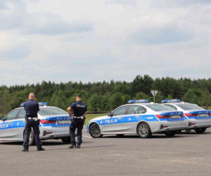 Policjanci przechodzą szkolenia z jazdy oznakowanymi BMW serii 3