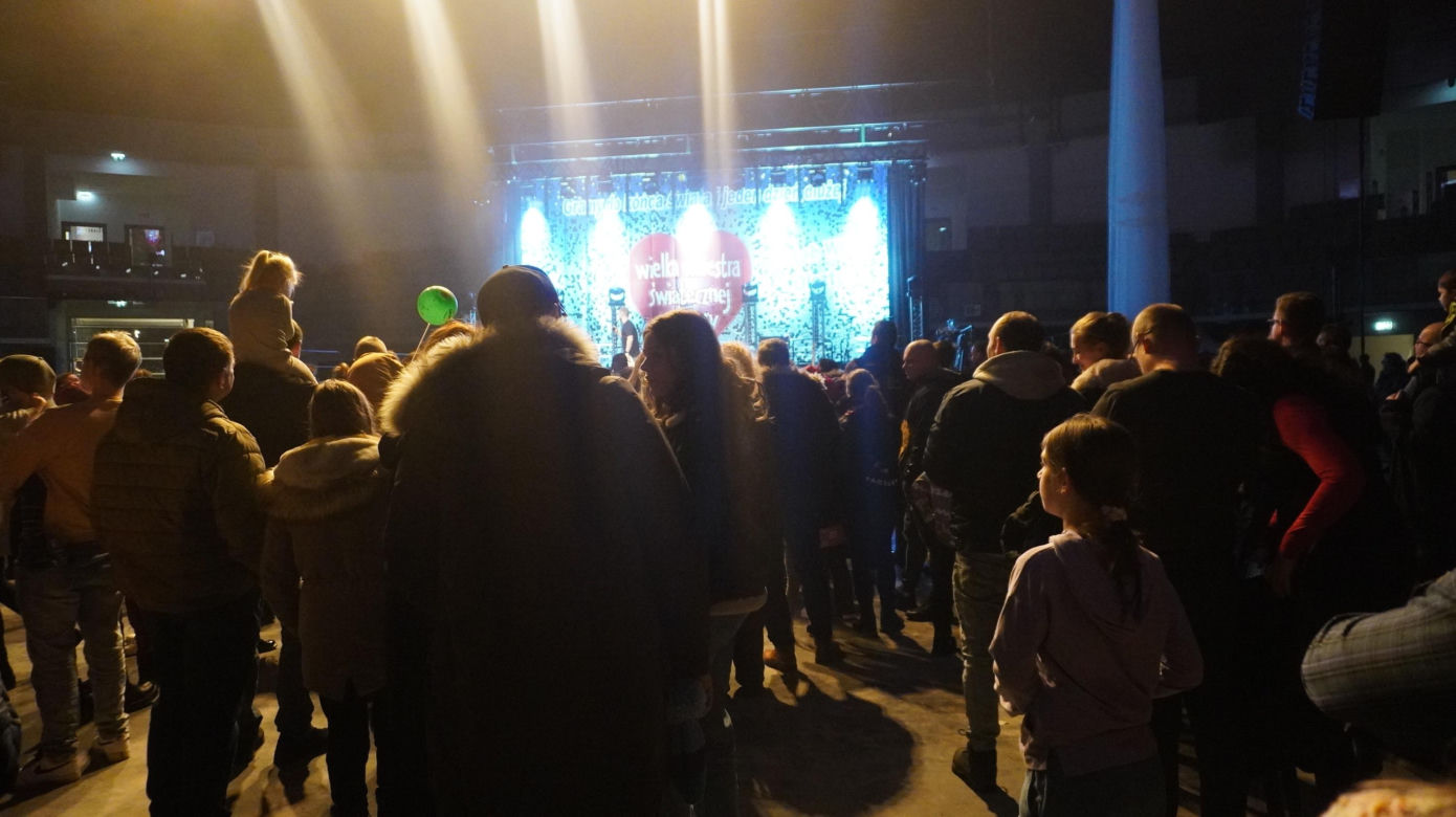 Finał WOŚP w Olsztynie. Pokaz laserowy podczas „Światełka do nieba” zachwycił wszystkich [ZDJĘCIA]