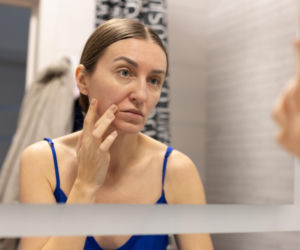 Powszechny błąd, który zmienia rysy twarzy. Wystarczy proste ćwiczenie, by cofnąć te zmiany