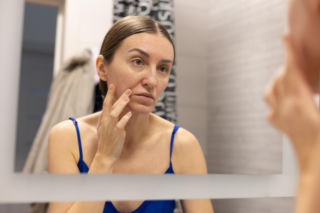 Powszechny błąd, który zmienia rysy twarzy. Wystarczy proste ćwiczenie, by cofnąć te zmiany