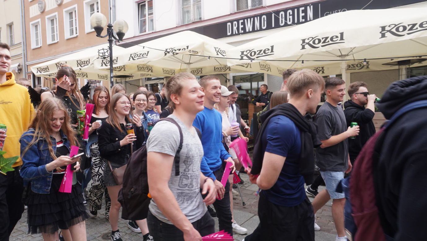 Kortowiada 2024. Parada Wydziałów przeszła ulicami miasta. Studenci tłumnie wzięli udział w imprezie