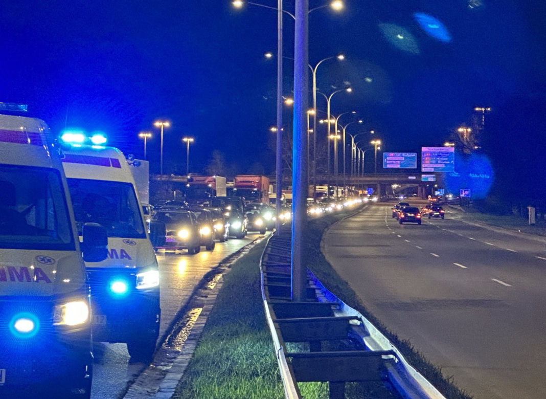 Gigantyczne utrudnienia na Wisłostradzie. Kilka osobówek kompletnie roztrzaskanych na barierkach