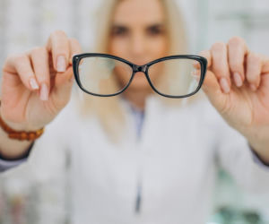 Nie ściereczka ani mokre chusteczki. To najlepszy i najbezpieczniejszy sposób na czyszczenie okularów