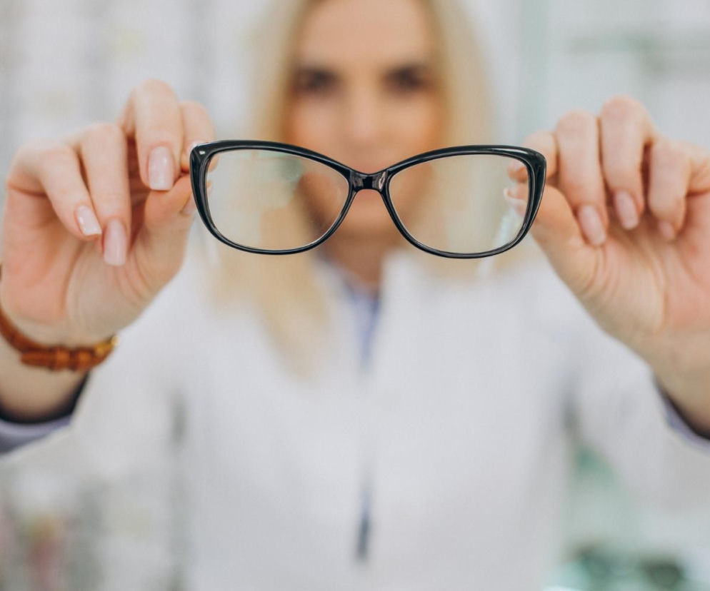 Nie ściereczka ani mokre chusteczki. To najlepszy i najbezpieczniejszy sposób na czyszczenie okularów