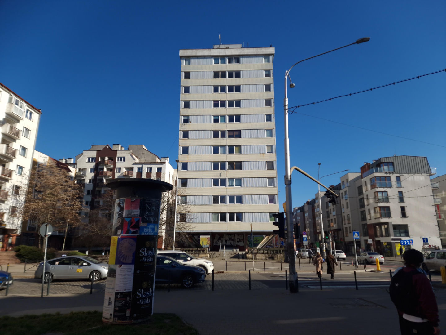 Trzonolinowiec - wieżowiec przy Kościuszki we Wrocławiu z lat 60. przed remontem