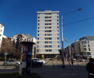 Trzonolinowiec - wieżowiec przy Kościuszki we Wrocławiu z lat 60. przed remontem