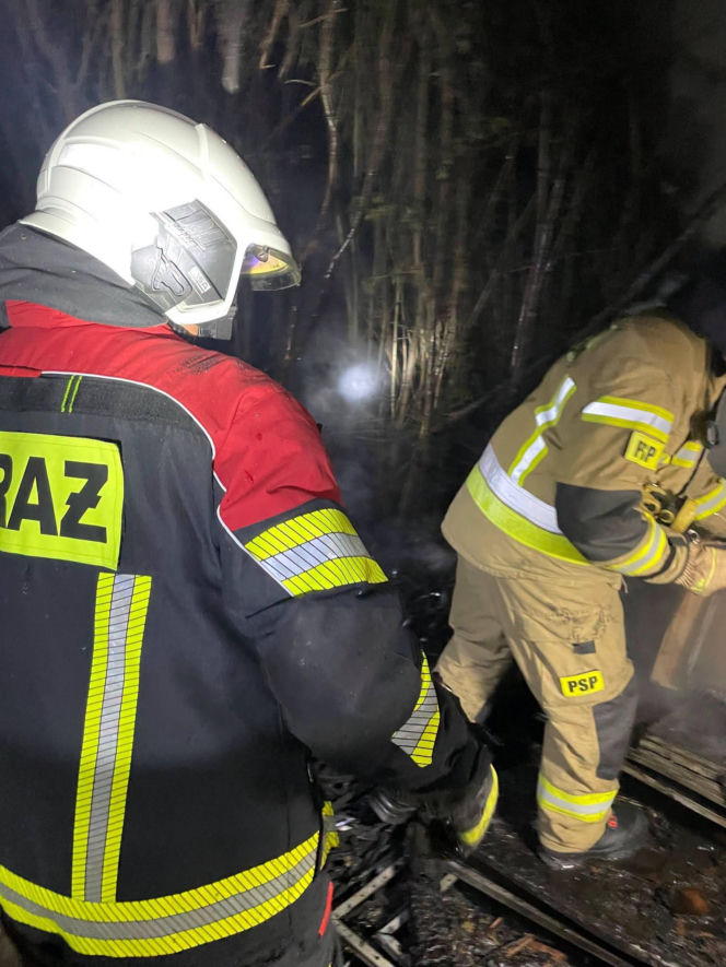 Pożar w Fordonie! Drewniany wóz stanął w płomieniach. Ogień mógł się rozprzestrzenić!