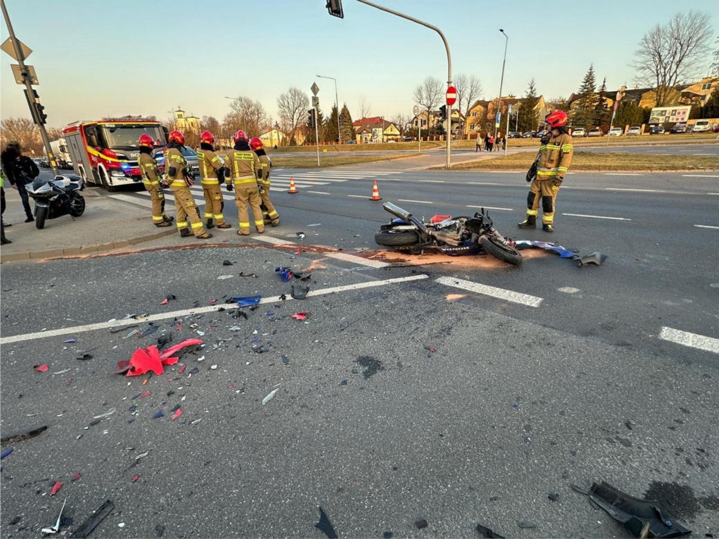 Śmiertelny wypadek na Ursynowie. Morocyklista wjechał w bok osobówki. Nie żyje