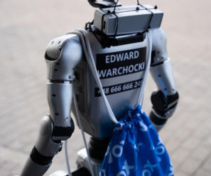 Robot Edward w VOX FM