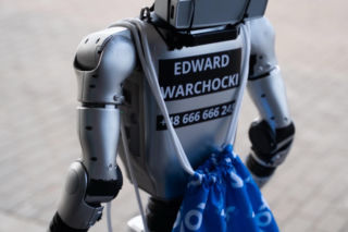 Robot Edward w VOX FM