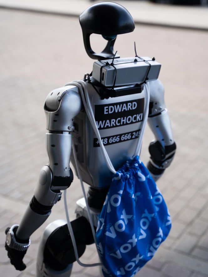 Robot Edward w VOX FM