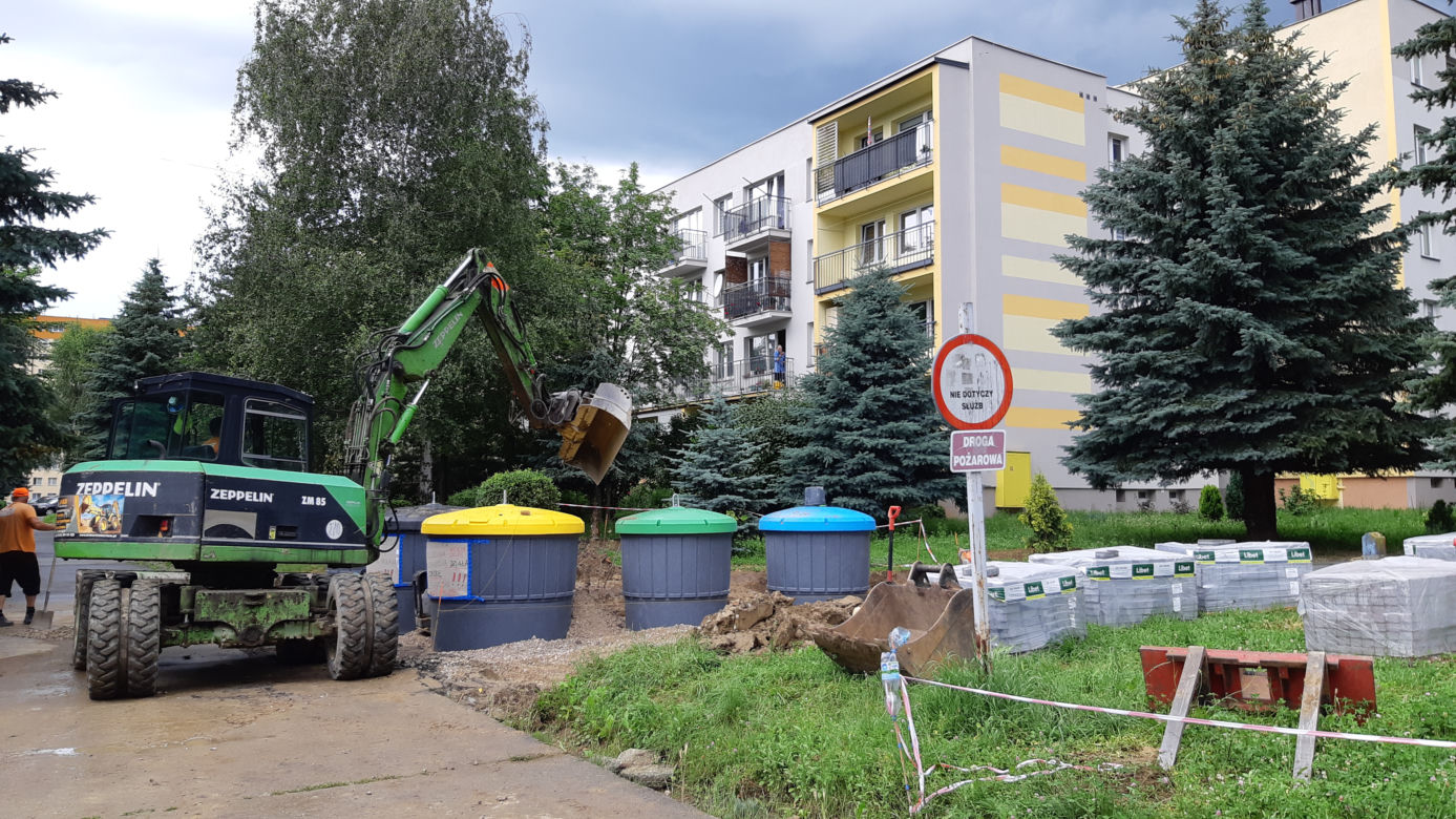 Śmietniki zbyt blisko bloków