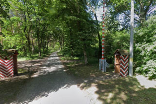 To jedyny taki szlaban w Polsce! Niemy świadek wydarzeń z 1939 roku skrywa mroczną tajemnicę