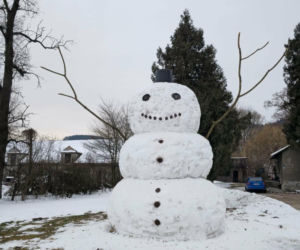 Gigantyczny bałwan jest wyższy od domu! Został atrakcją Małopolski