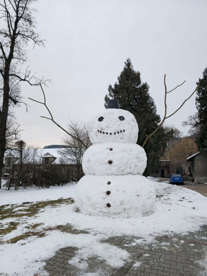 Gigantyczny bałwan jest wyższy od domu! Został atrakcją Małopolski