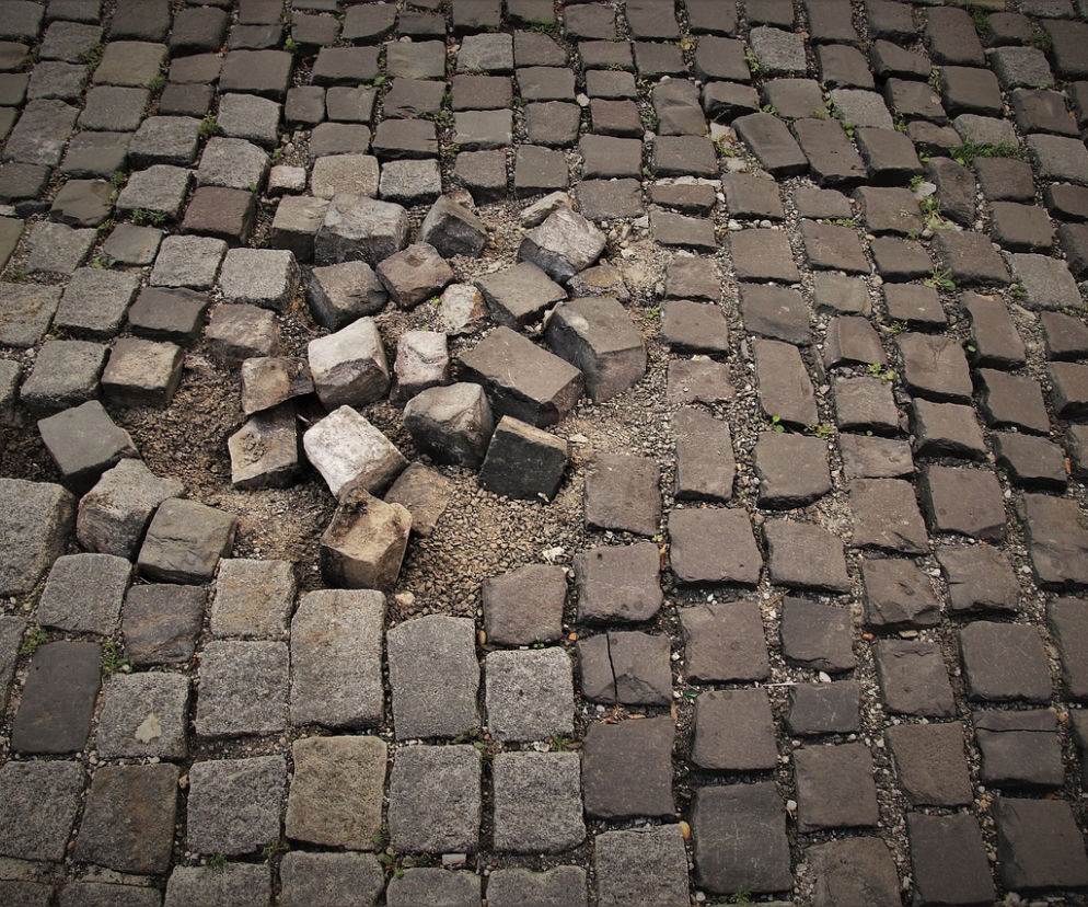 Łódź: Na środku ulicy RZUCAŁ KOSTKĄ BRUKOWĄ w kobietę i jej syna. Co zdenerwowało 31-latka?