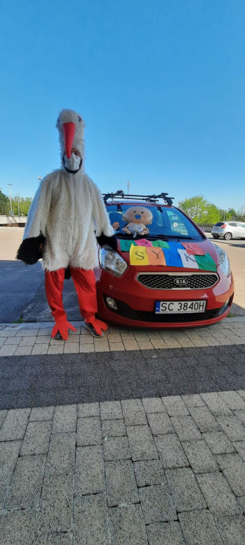 Przyjechał po synka w stroju bociana