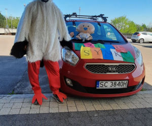 Przyjechał po synka w stroju bociana