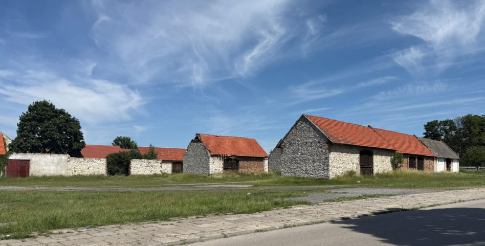 Zespół zabytkowych stodół w Żarkach