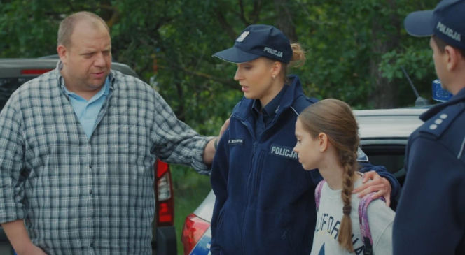 M jak miłość odc. 1894. Natalka (Dominika Suchecka), Adam Karski (Patryk Szwichtenberg), Hania (Wiktoria Basik), Tadeusz (Bartłomiej Nowosielski)