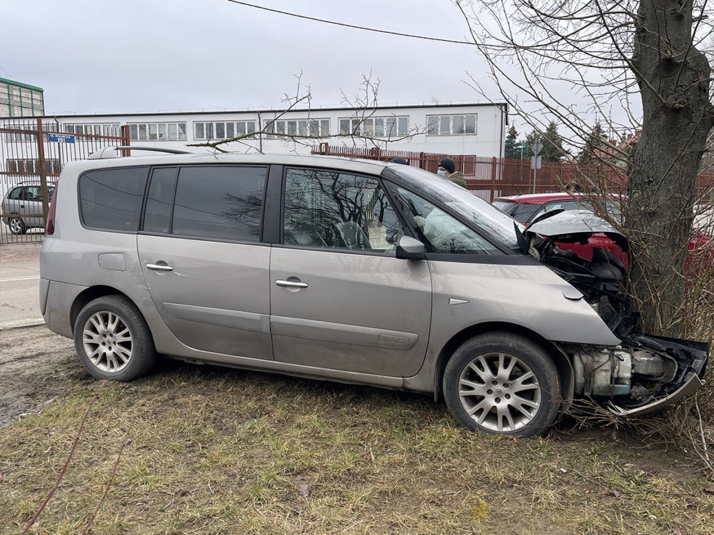 Pijak gruchnął w drzewo w Kiełpinie