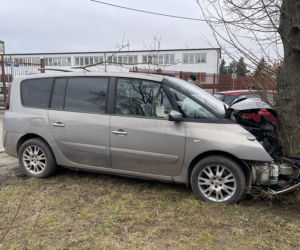 Pijak gruchnął w drzewo w Kiełpinie