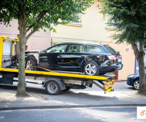 Bełchatów. Wjechał na czerwonym świetle i ściął sygnalizator! Groźna kolizja w centrum