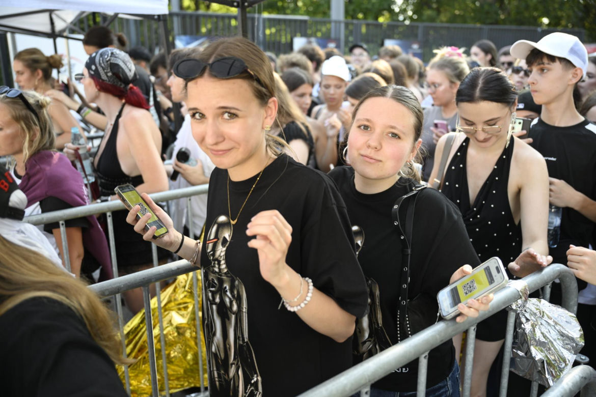 Fani w upale czekają na koncert The Weeknd. Tłumy w Warszawie