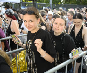 Fani w upale czekają na koncert The Weeknd. Tłumy w Warszawie