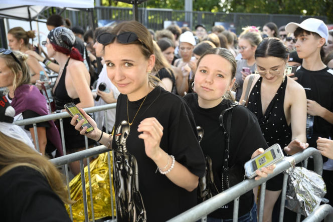 Fani w upale czekają na koncert The Weeknd. Tłumy w Warszawie